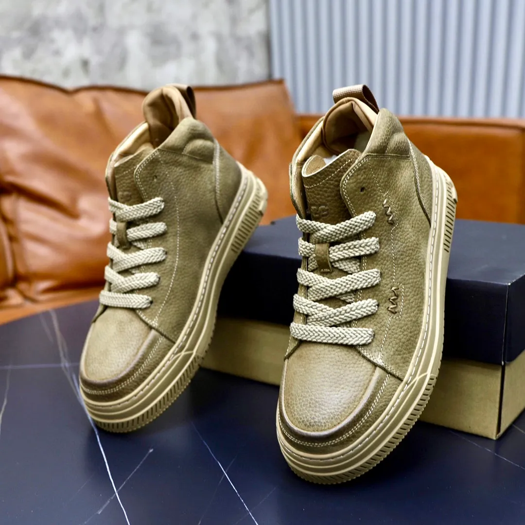 Ex-factory price: 640💰Thick wool imported from Australia Brand: UGG genuine purchasing agent Size: 38-44 Grade: Official website 1:1 Material: First layer of genuine leather waterproof and antifreeze upper Real wool lining Original non-slip soft wear-resistant outsole Style category: Men's casual shoes Trendy style Comfortable on the feet Color: Official website color synchronization